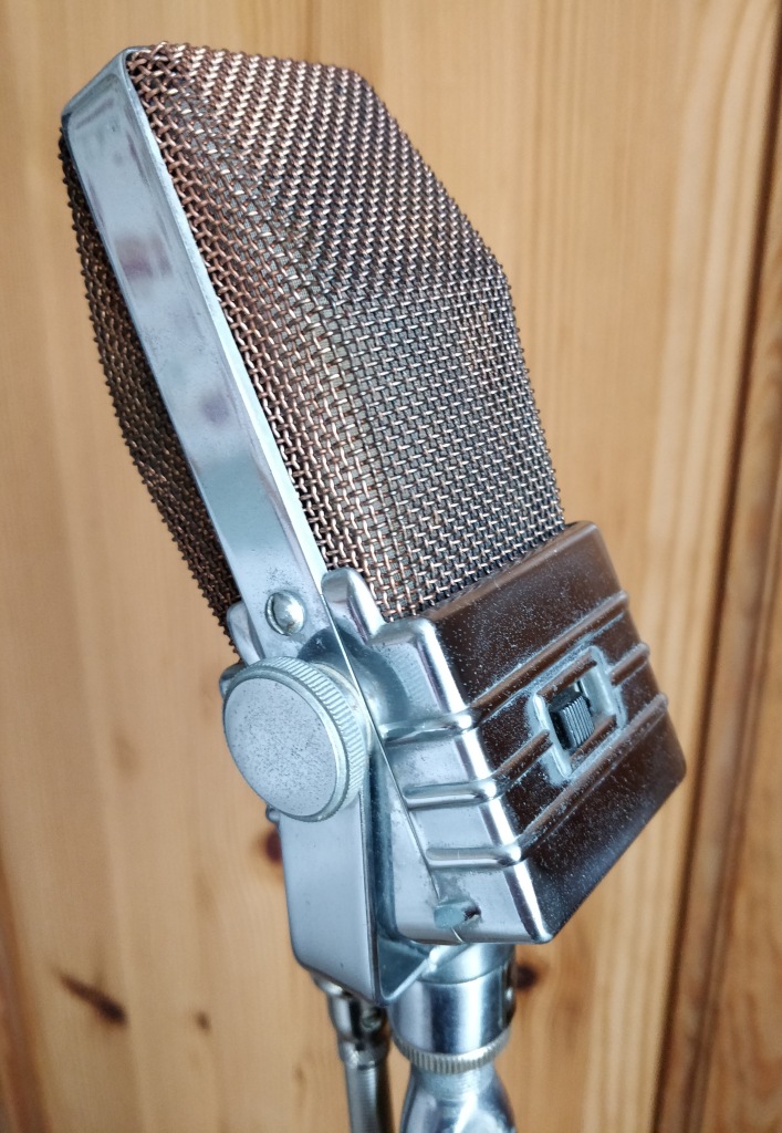 Electro-Voice V-1. Ribbon microphone.